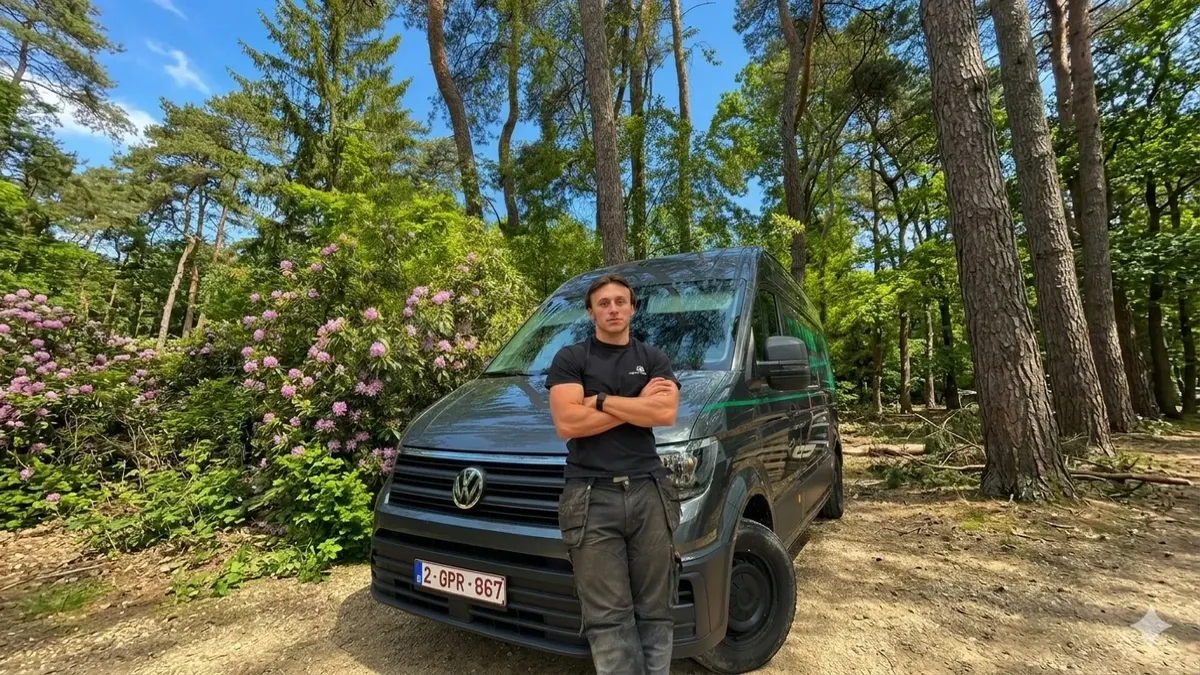 Milan De Prins van Tuinen De Prins bij zijn bestelwagen in een groene tuin